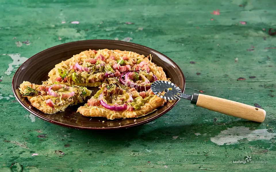 Amandelpizza met prei en ham