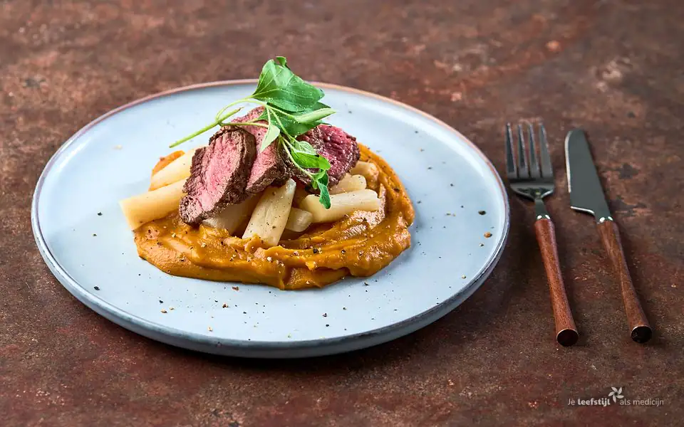 Bavette met pompoenpuree en schorseneren