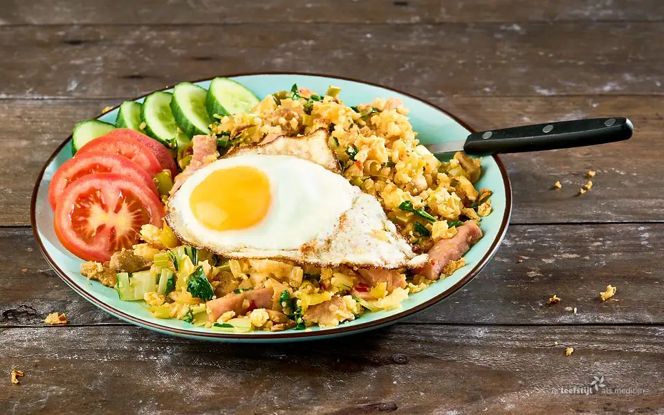 Bloemkoolnasi met kip, ham en ei