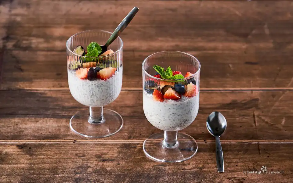 Chiapudding met aardbeien en bosbessen