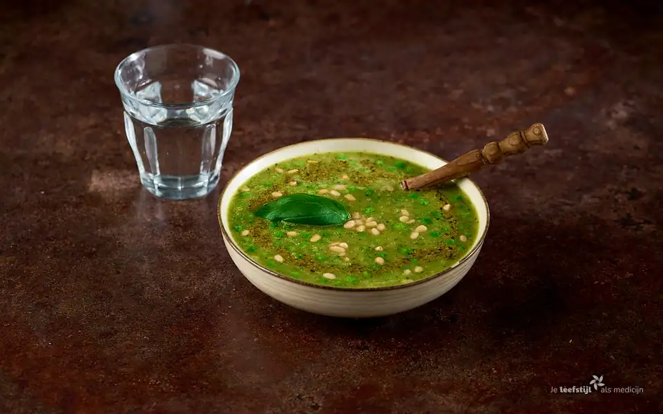 Courgettesoep met doperwten en pesto