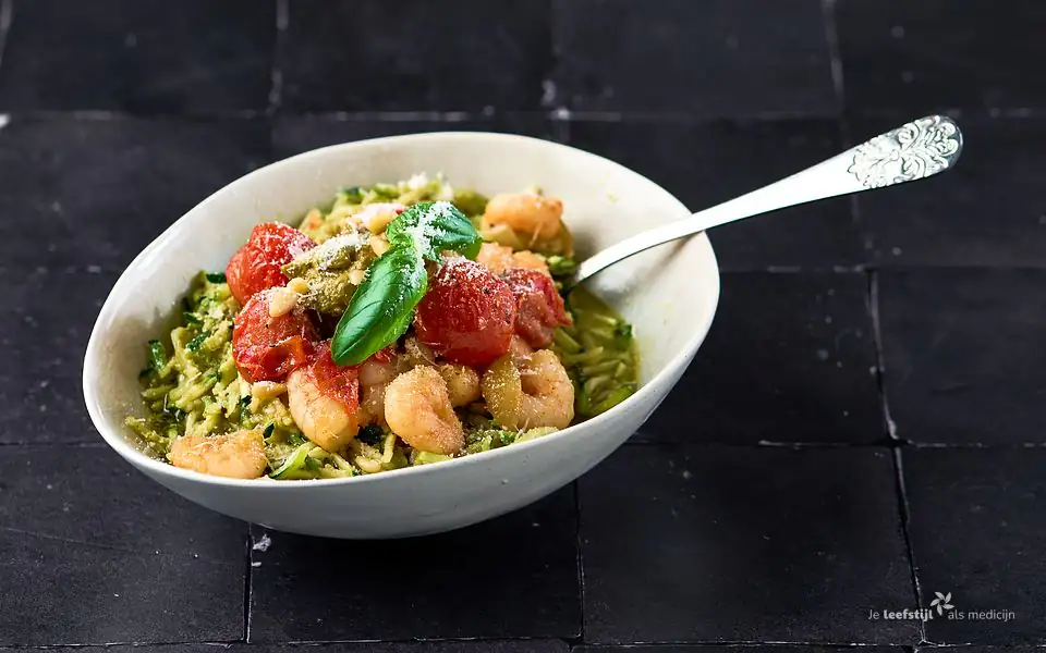 Courgetti met avocadopesto, gepofte tomaatjes en garnalen