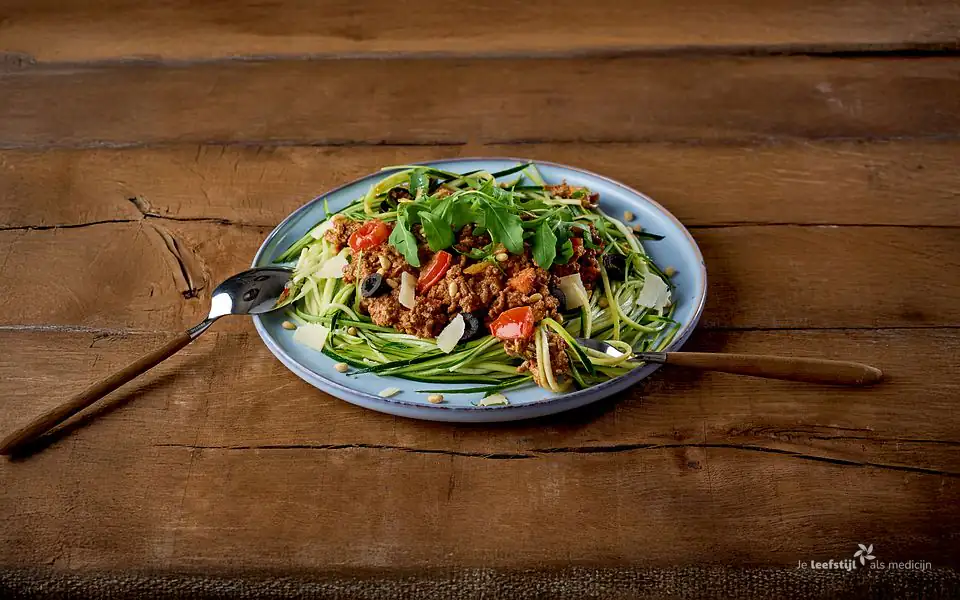 Courgetti met rundergehakt en rode pesto
