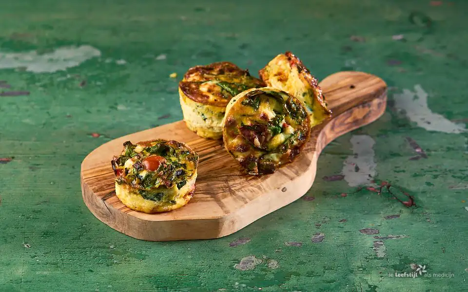Eiermuffins met spinazie en kerstomaatjes