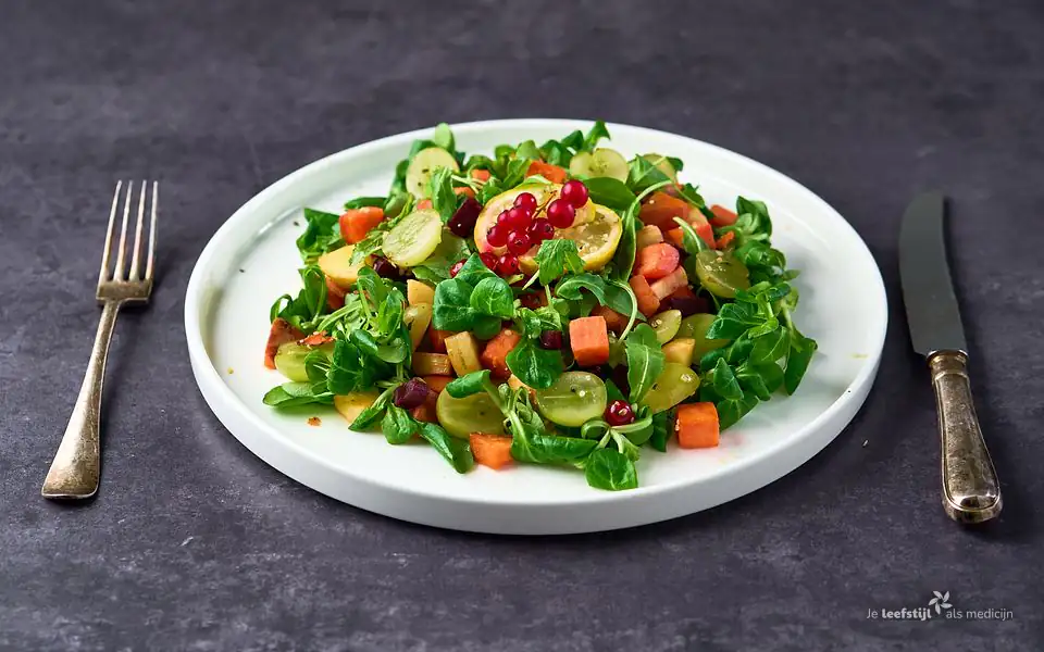 Frisse salade met rode biet en druiven