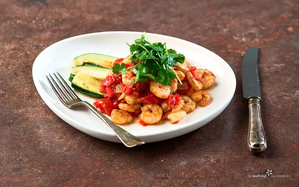 Gamba’s in pittige tomatensaus met gebakken courgette
