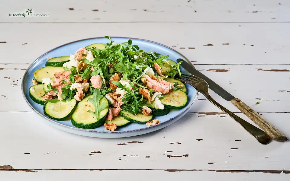 Gegrilde zalm met courgette, gorgonzola en walnoten