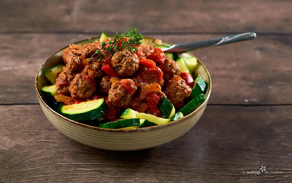 Gehaktballetjes in tomaten-groentesaus met courgette