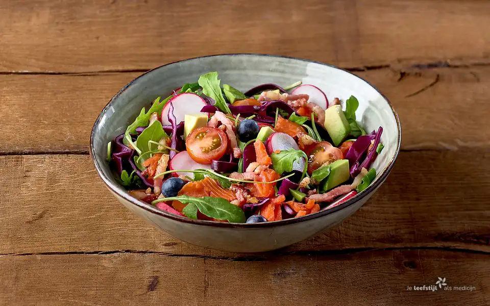 Gemengde salade met avocado, verse zalm en spekjes