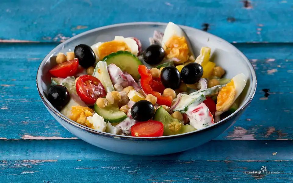 Gemengde salade met kikkererwten en ei