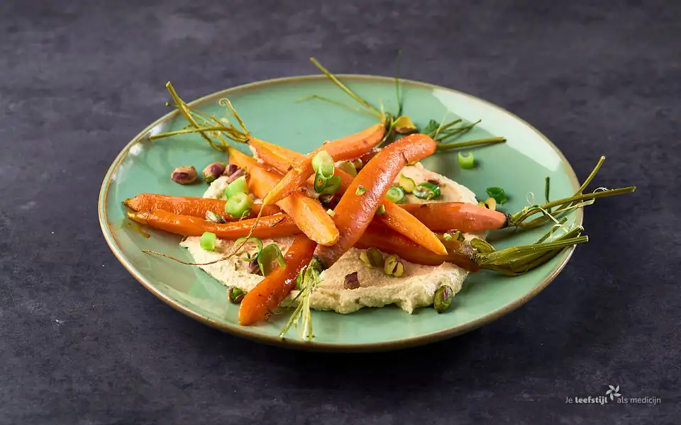 Geroosterde wortels met hummus en pistachenoten