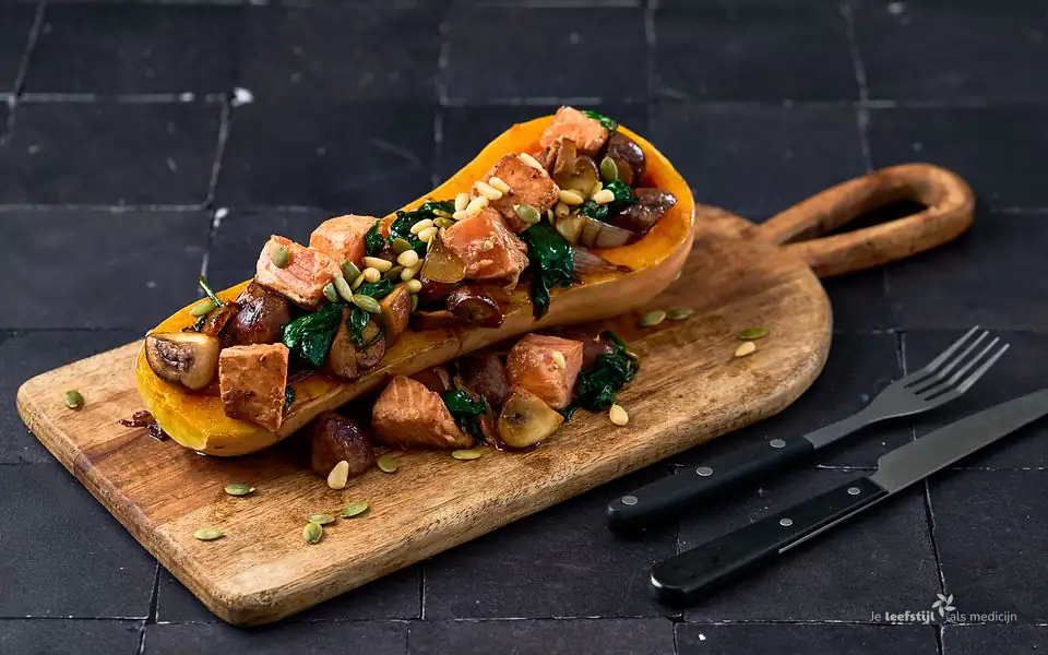 Gevulde flespompoen met zalm, spinazie en kastanjechampignons