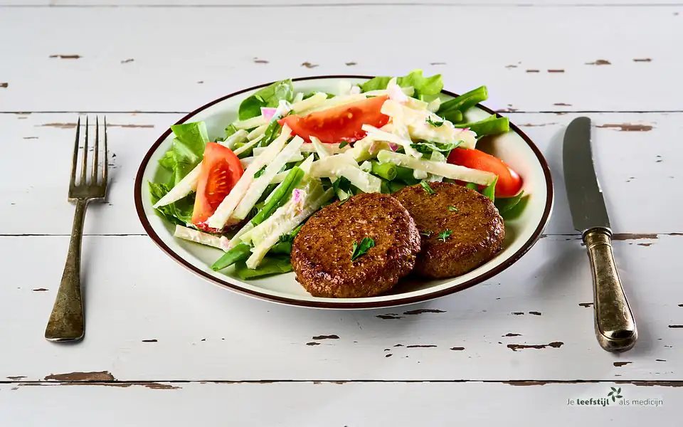 Hamburger met raapjessalade