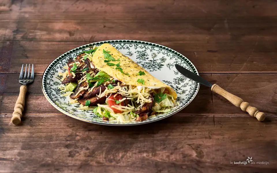 Kaas-ei tortilla gevuld met gebakken portobello's