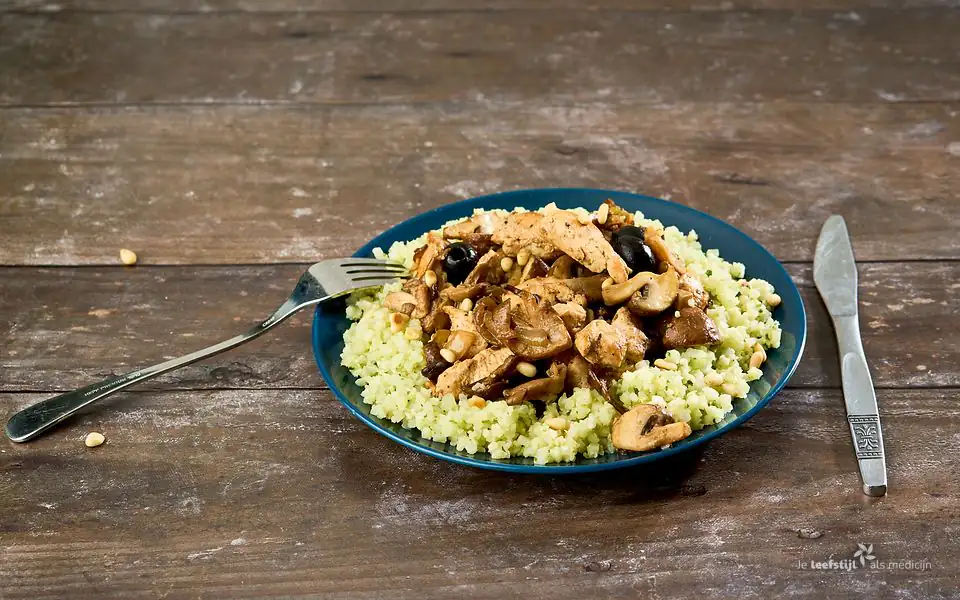 Kalkoen met paddenstoelen en pesto-bloemkoolrijst