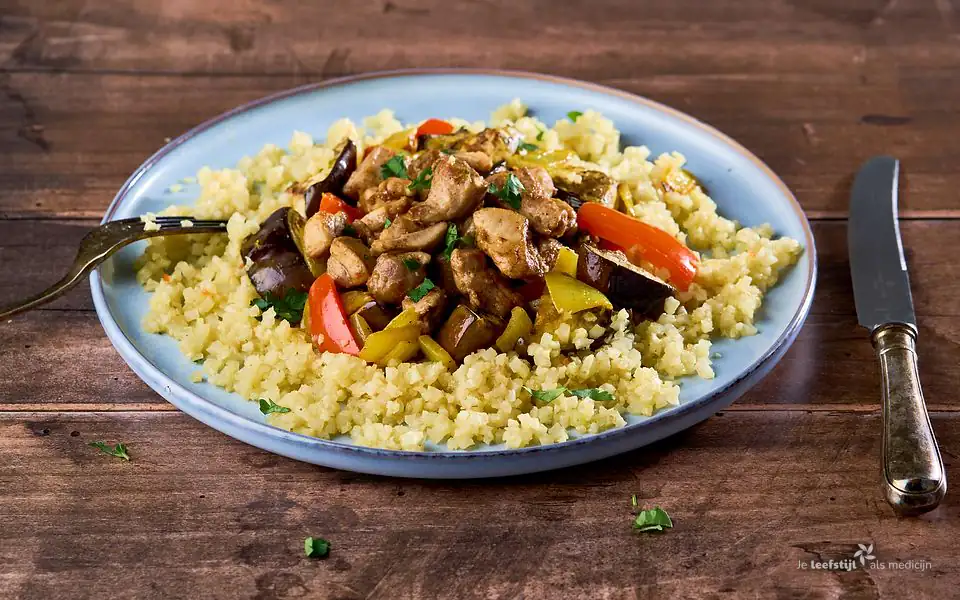 Keto couscous met kipshoarma en gebakken groenten