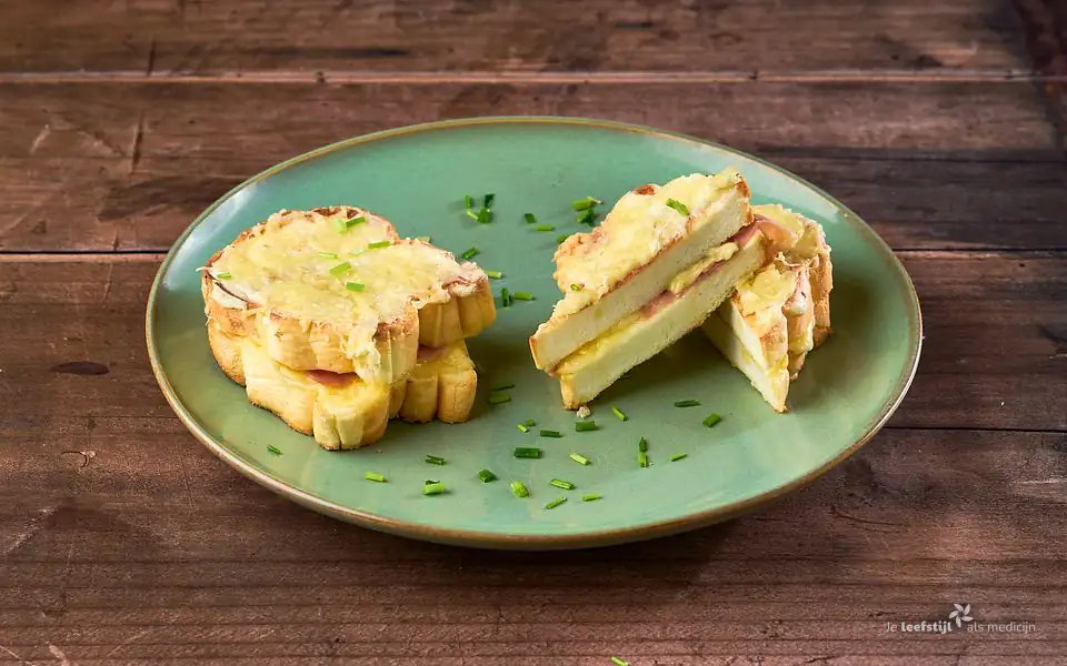Keto croque monsieur met ham en Emmentaler gratin