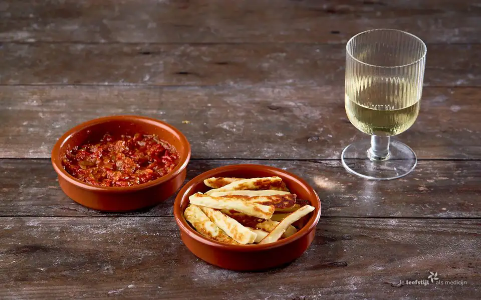 Keto halloumi-friet met tomatendip en koolsla