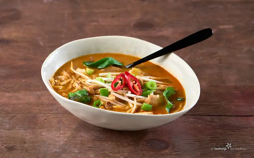 Keto Laksa - Pittige kokossoep met kip en spitskool