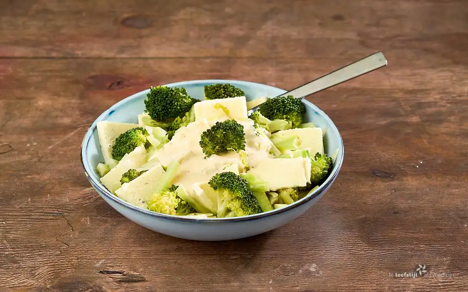 Keto pasta met groenten en romige kaassaus