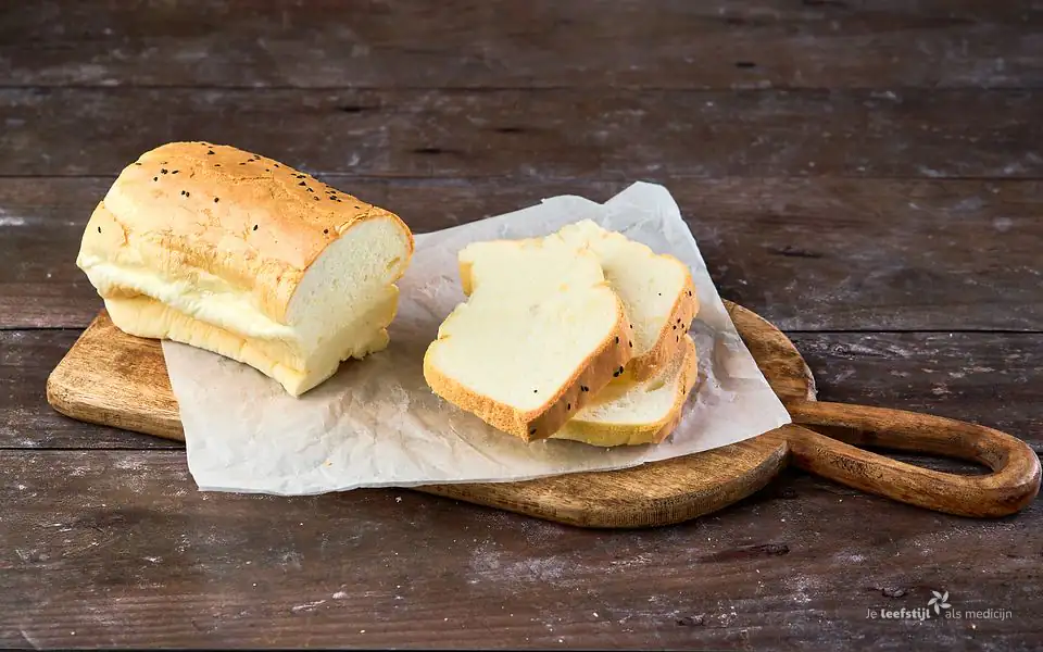 Keto witbrood met eiwitpoeder en sesamzaad