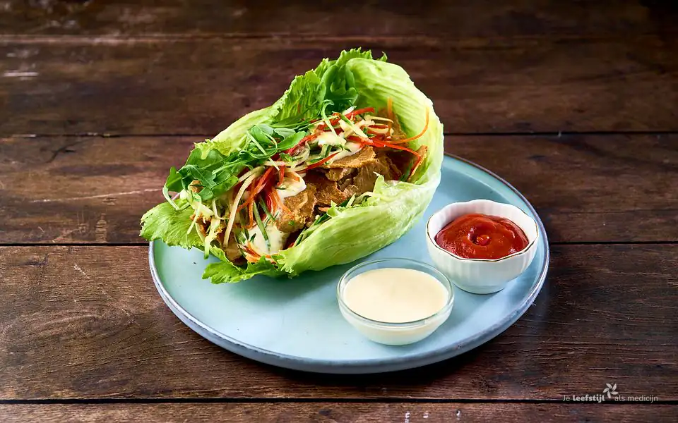Kip döner kebab slawraps met knoflooksaus en tomatensaus