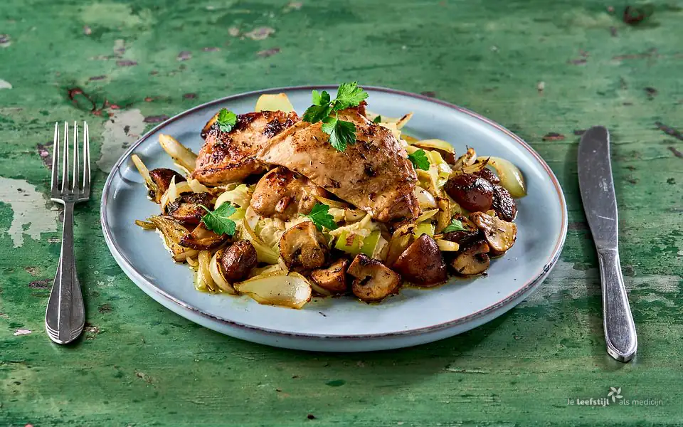 Kipdijfilet met champignons en gestoofde prei