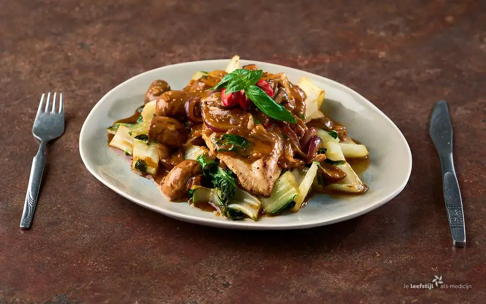 Kipfilet met Thaise kokosroom en paksoi