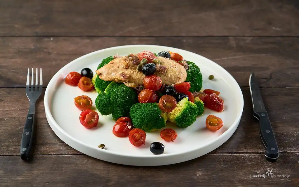 Kipfilet met tomaten, olijven en kappertjes en broccoli