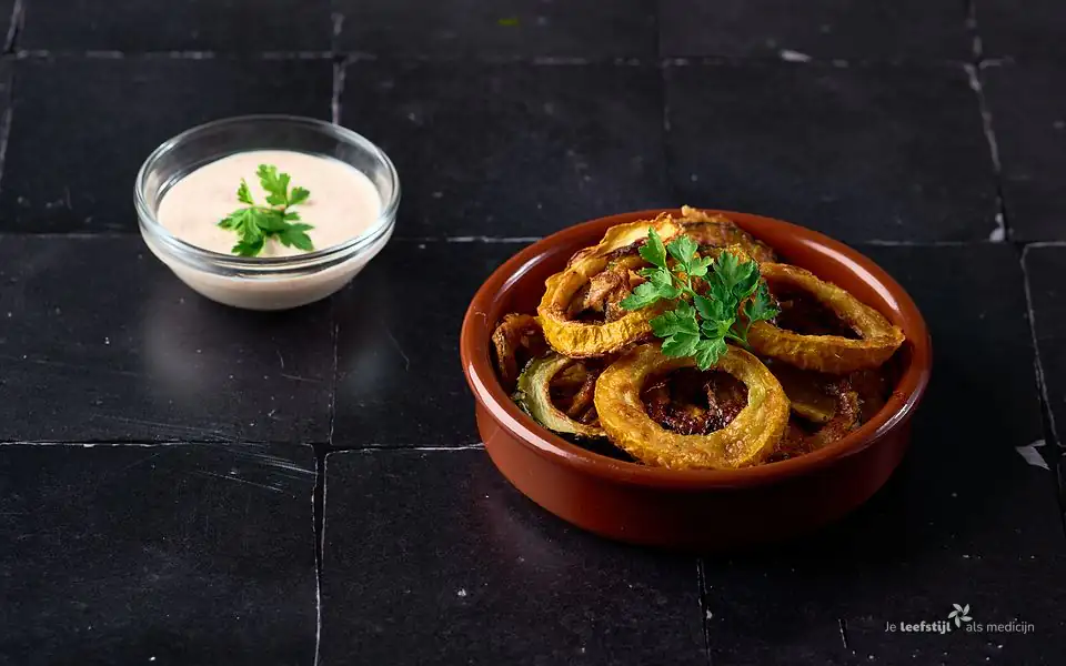 Knapperige courgetteringen met kaas en romige mosterd-dipsaus