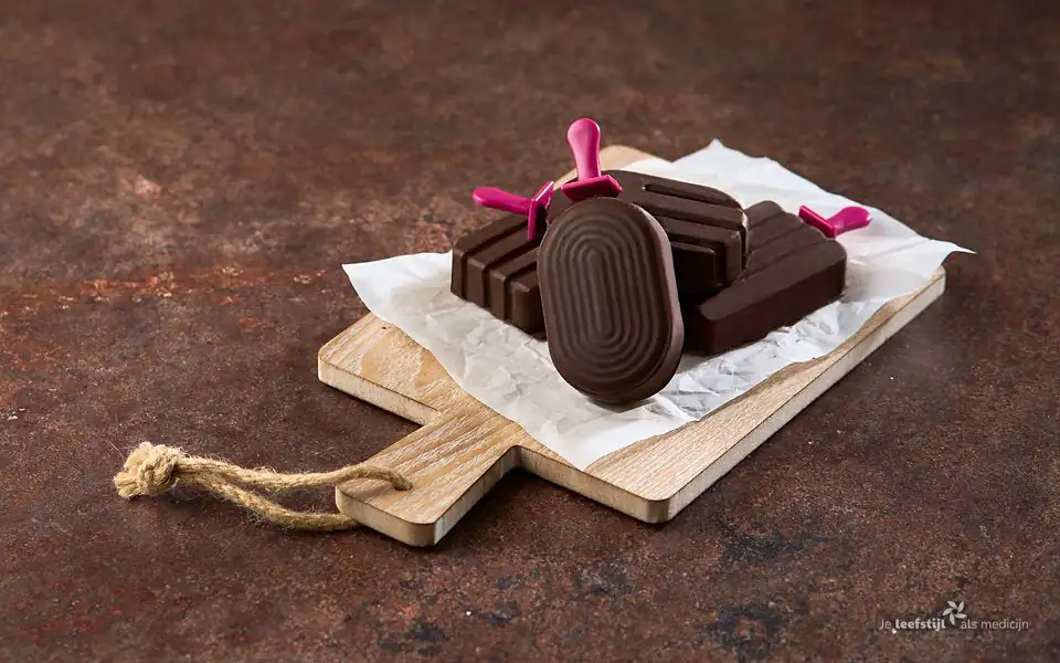 Kokosijs met pure chocolade op stokje