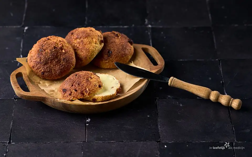 Koolhydraatarme krentenbollen van amandelmeel
