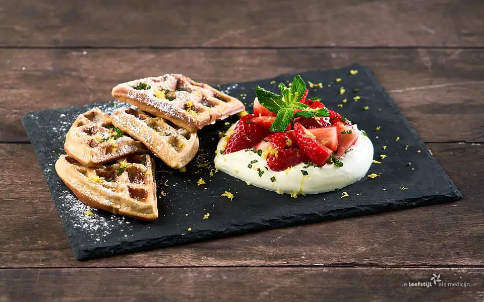 Koolhydraatarme wafels met slagroom en aardbeien