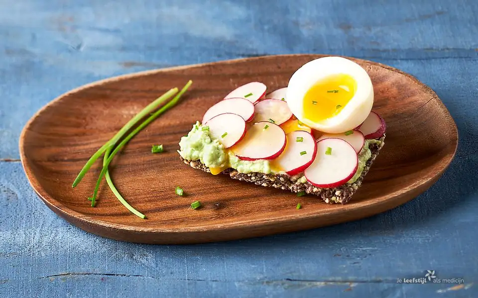 Lijnzaadcrackers met avocado-mash, radijsjes en halfzacht ei