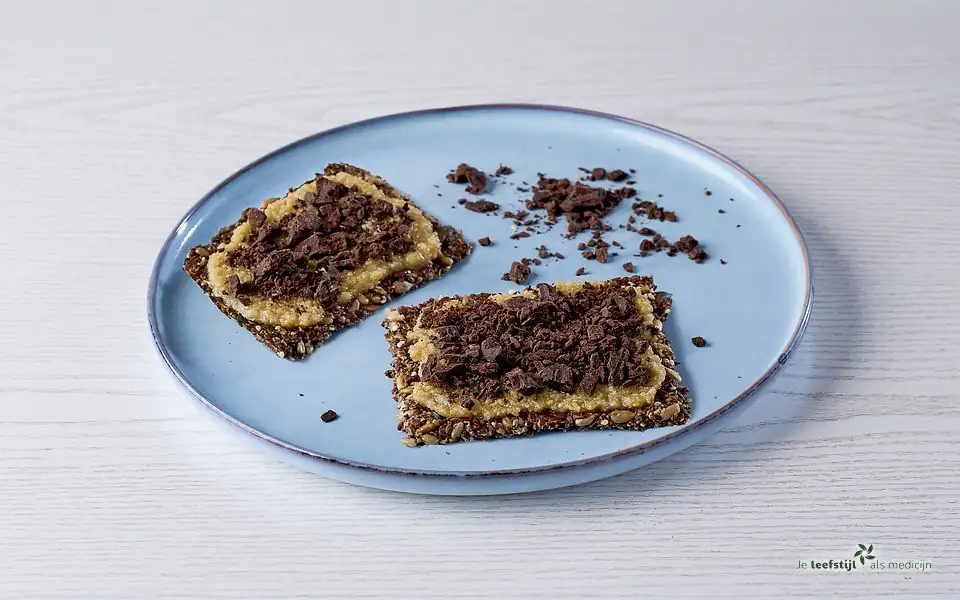 Lijnzaadcrackers met sesampasta en dark chocolate crunch