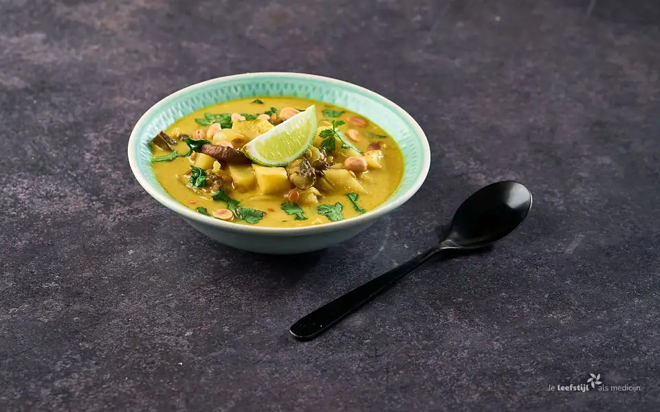 Linzensoep met kokosroom, champignons en spinazie