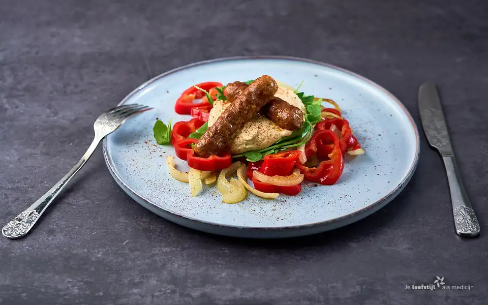 Merguez-worstjes met gebakken groenten en hummus