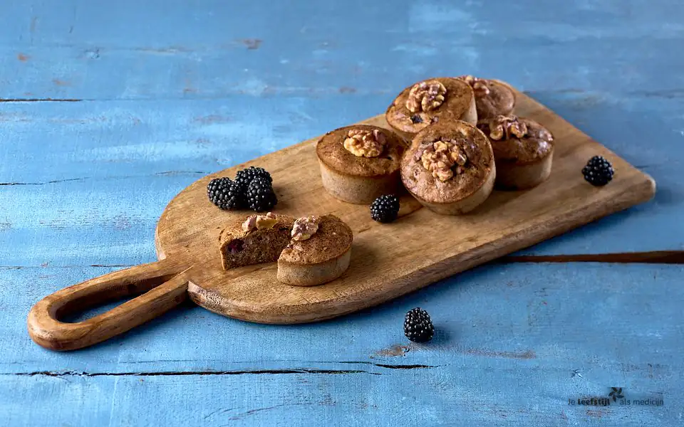 Muffins met bramen en walnoten