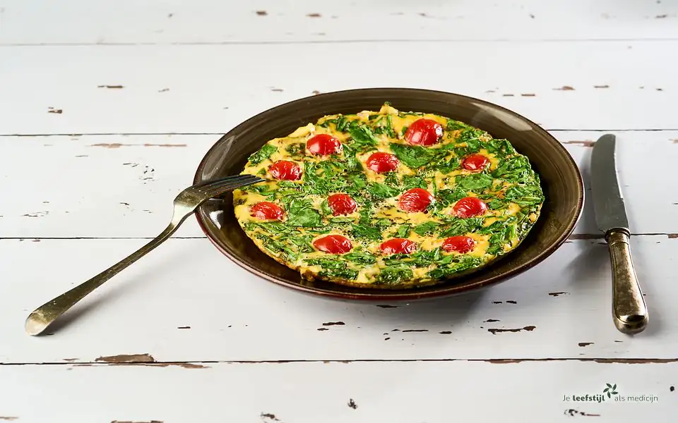 Omelet met spinazie en kerstomaatjes