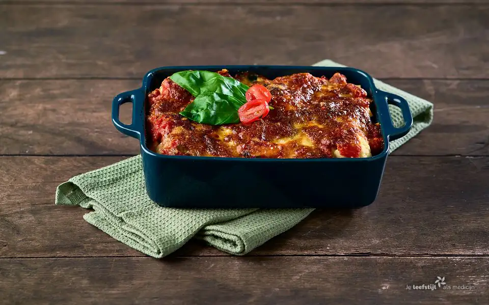 Ovenschotel met bloemkool, knolselderij, tomaten en mozzarella