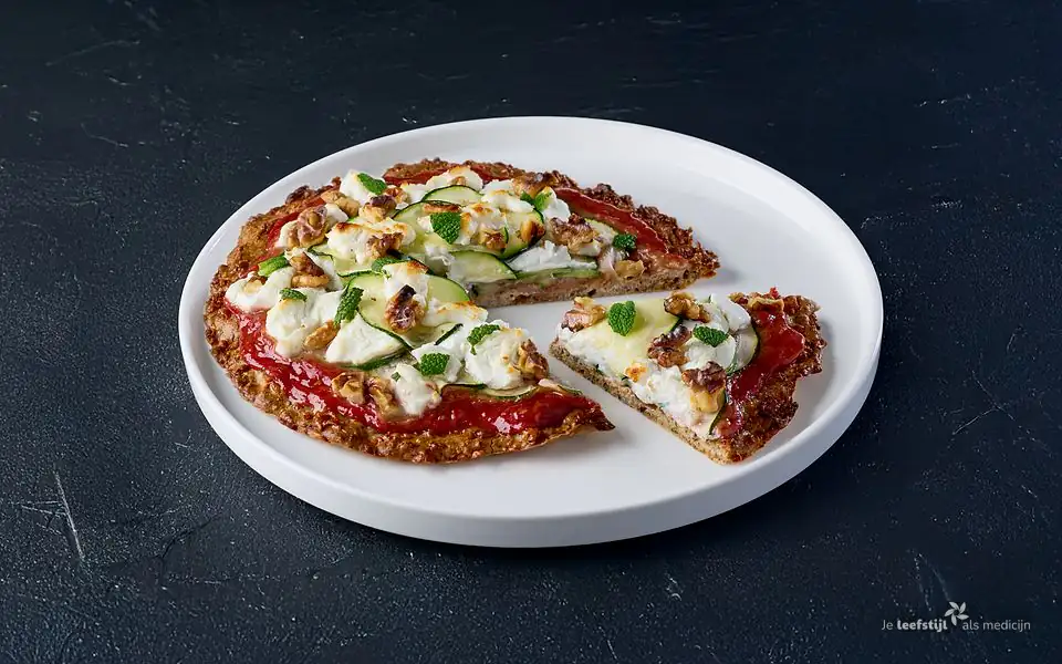 Pizza met kruidige rabarbercompote, walnoten en geitenkaas