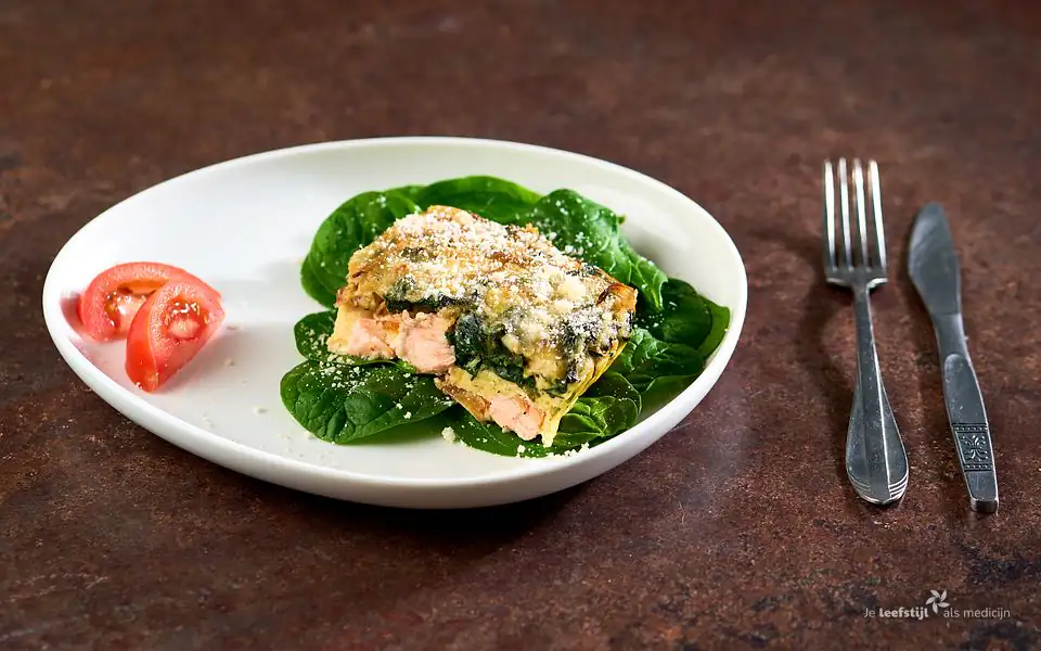Quiche met zalm, spinazie en tomaten