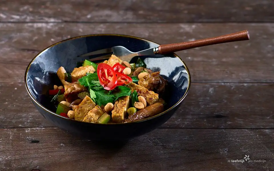 Roergebakken tempeh met bleekselderij, oesterzwammen en pinda's