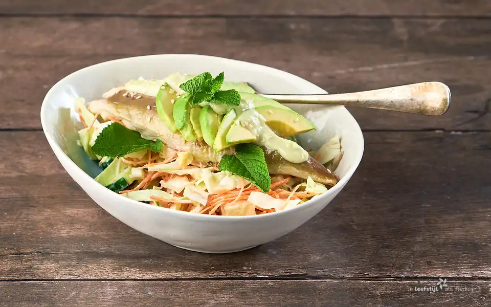 Salade met avocado, makreel, sesamdressing en wasabimayonaise