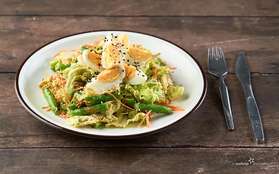 Salade met Chinese kool, sperziebonen, wortel en sesamdressing