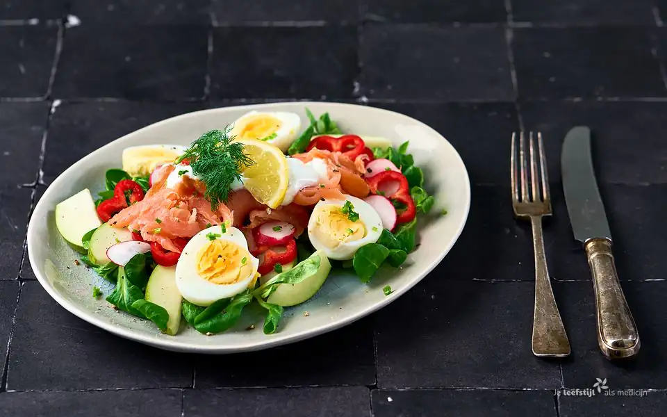 Salade met gerookte zalm en appel