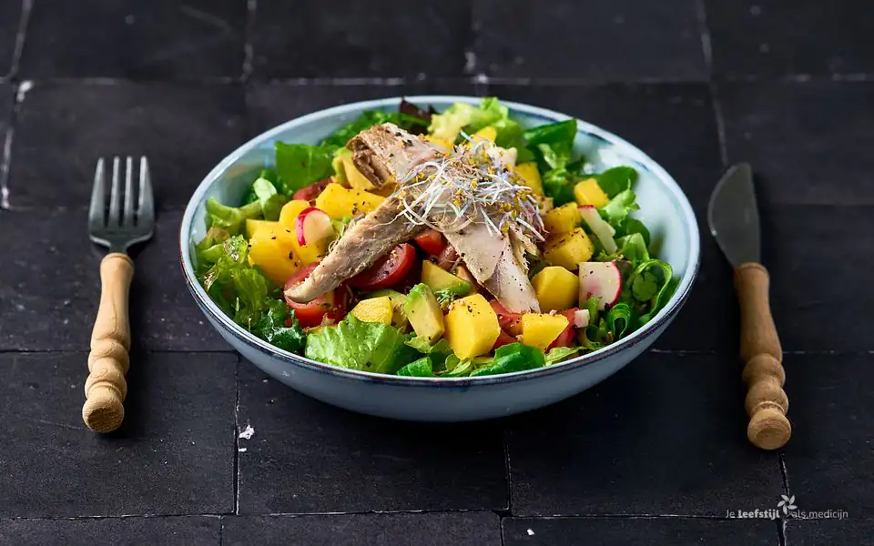 Salade met makreel en mango