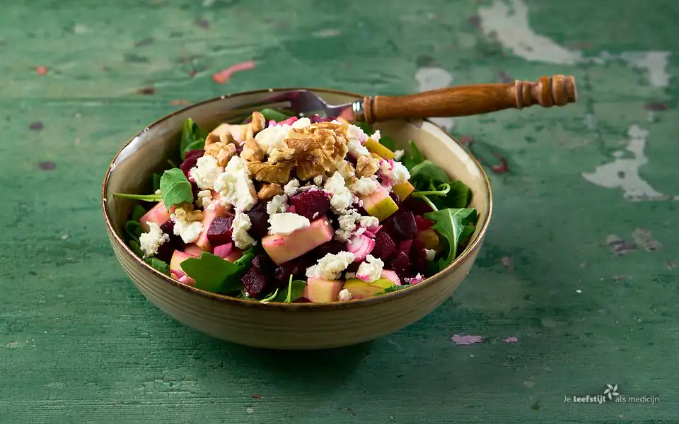 Salade met rode biet, appel en walnoten