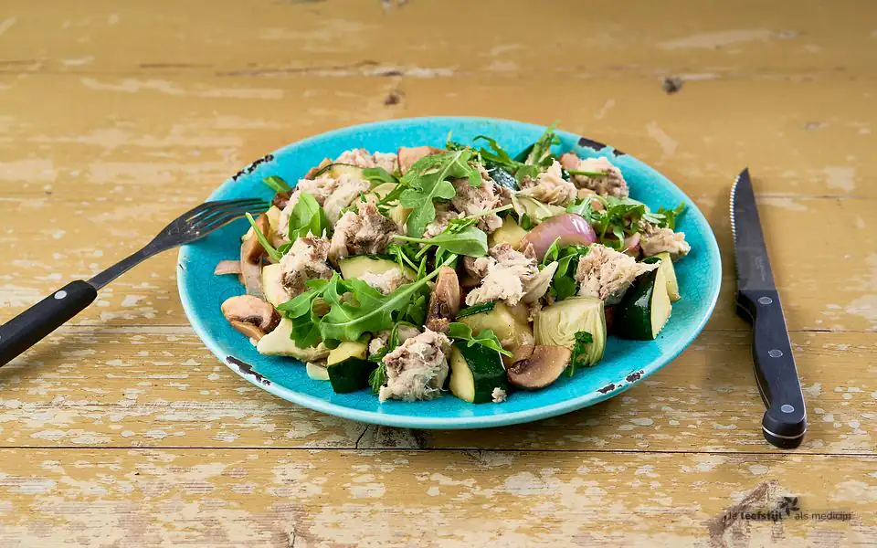 Salade van gegrilde courgette, artisjokharten en makreel