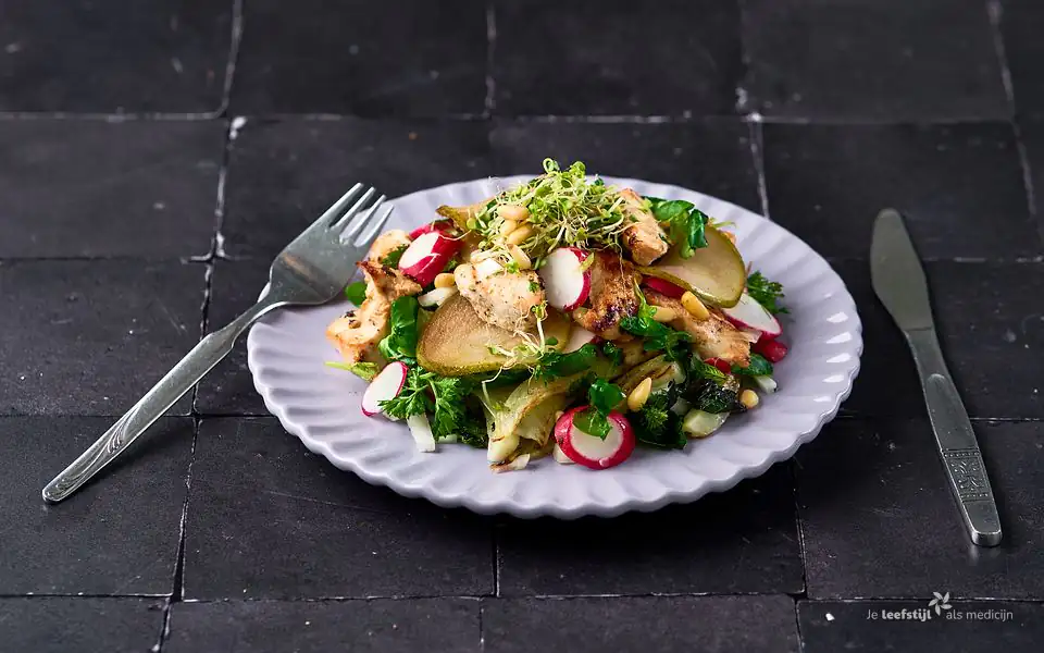 Salade van gegrilde venkel, kalkoenfilet en salsa verde